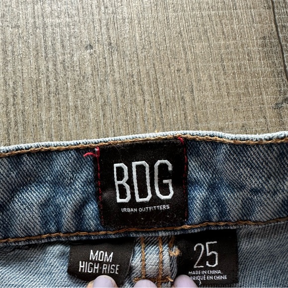 UO distressed mom jeans size 25 - Picture 5 of 6